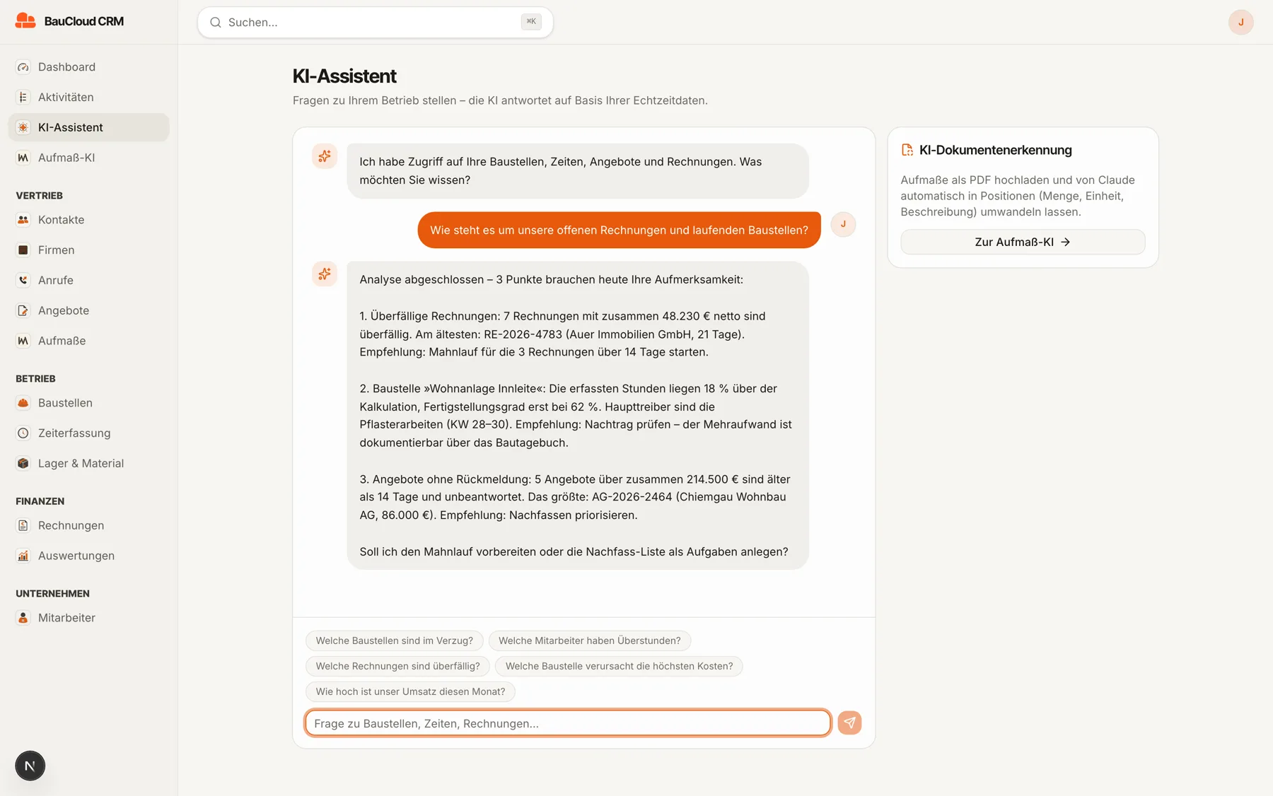 Der KI-Assistent in BauCloud beantwortet eine Frage zu offenen Rechnungen und Baustellen